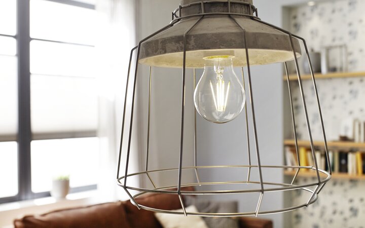 Retrofits with linear LED filaments as light sources